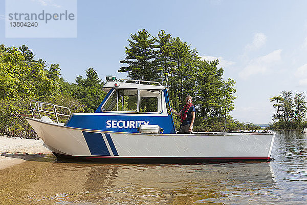 Ingenieur der öffentlichen Arbeiten auf einem Dienstboot im Stausee