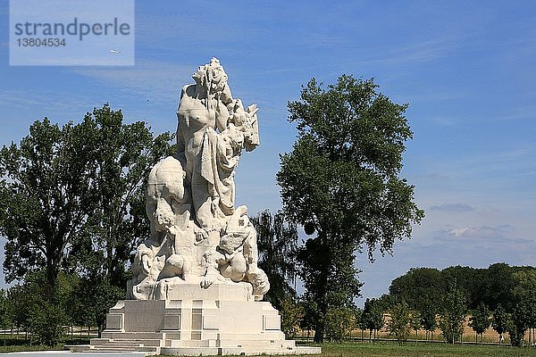 Skulptur der italienischen Quatrachi  20 Meter hoch  es besteht aus 220 Blöcken Lothringen Steine  Es wurde im Jahr 1932 an der Stelle der ersten Schlacht an der Marne eingeweiht  auf den Höhen von Meaux  Das Museum des Großen Krieges  Meaux.