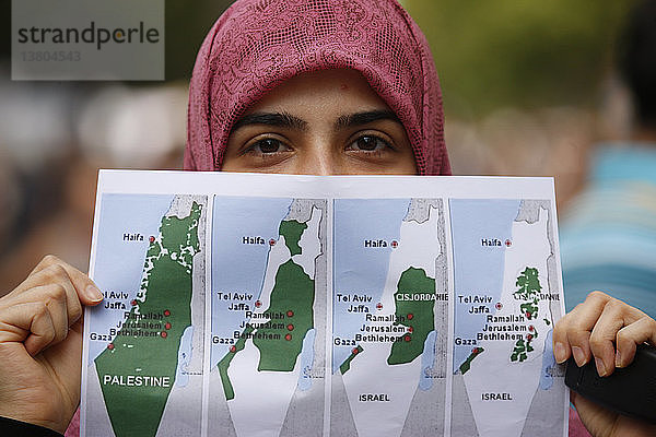 Frau demonstriert gegen israelische Besatzung