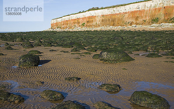 Kreide  Rötel und Karststein bilden gestreifte Klippen in Weiß  Rot und Orange bei Hunstanton  Norfolk  England