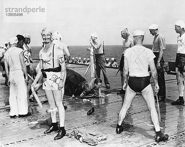 Pazifischer Ozean: 15. Oktober 1942 Mitglieder des Hofes von Neptunus Rex  dem Herrscher des wütenden Mains  versammeln sich auf dem Deck eines Flugzeugträgers der US Navy  der sich dem Äquator nähert. Der Hof ist im Einsatz  um die ´pollywogs´ (Männer  die nie den Äquator überquert haben