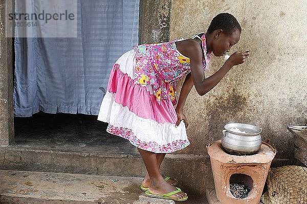 Afrikanisches Mädchen isst Reis  Lome  Togo.