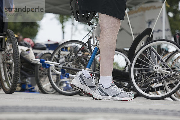 Mann mit Beinprothese bereitet sich auf ein Handbike-Rennen vor