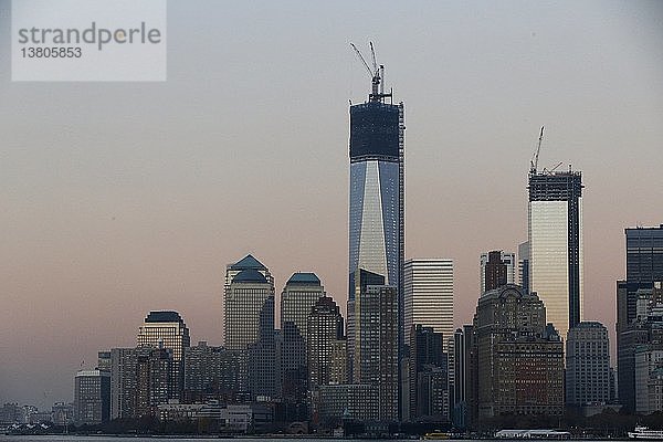 World Trade Center  Lower Manhattan  Skyline von Manhattan vom Hudson River aus.