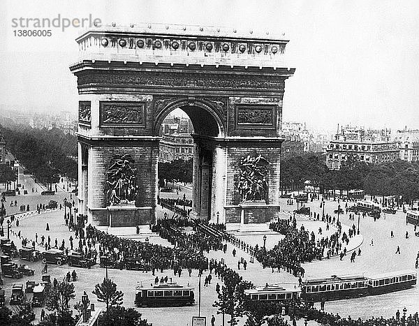 Paris  Frankreich: 9. Juni 1923 Gedenktag am Arc de Triomphe de l´Etoile am westlichen Ende der Champs-Elysees in Paris. Er ehrt diejenigen  die für Frankreich gekämpft haben.