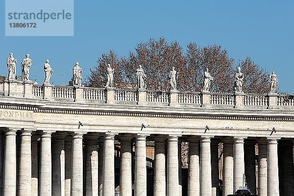 Säulen und Skulpturen  St. Peters Basilika.