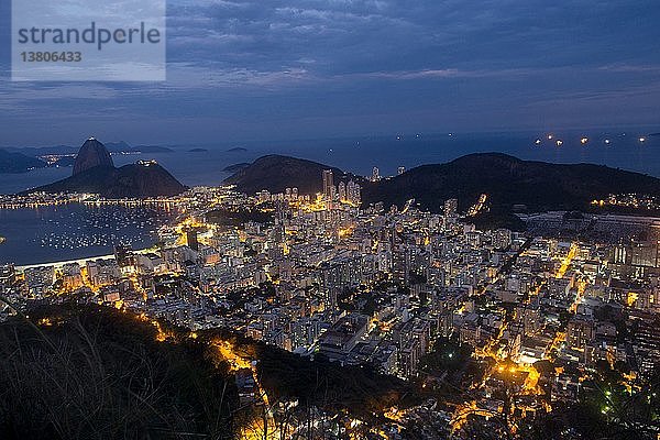 Lichter von Rio de Janeiro am Abend  Blick auf die Stadt.