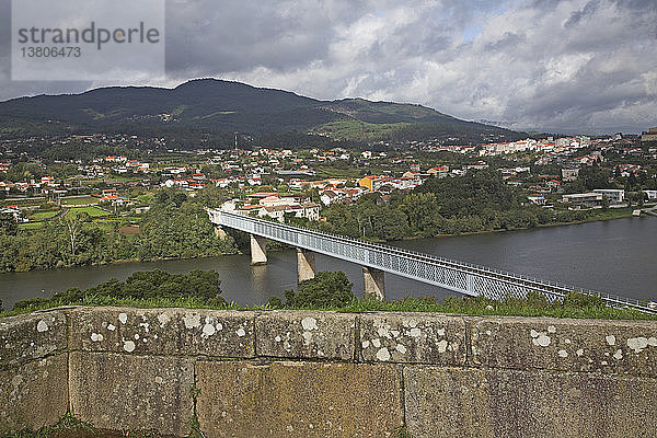 Fluss Minho  Tui  Spanien von Valenca do Minho  Portugal