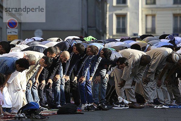 Muslime beim Gebet vor der Großen Moschee in Paris am Aid El-Fitr-Fest.