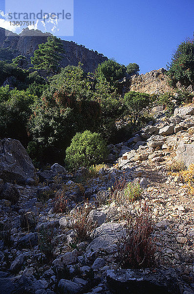 Entfernte Felsengräber in der Felswand  lykische Stadt Pinara  Türkei