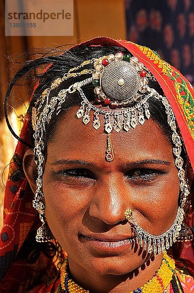 Rajasthani-Frau trägt traditionellen Schmuck.
