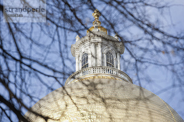 Hochschnittansicht eines Regierungsgebäudes  Massachusetts State Capitol  Beacon Hill  Boston  Massachusetts  USA