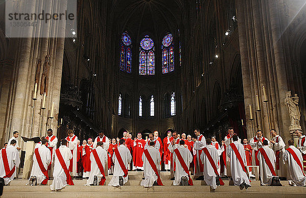 Priesterweihe in der Kathedrale Notre Dame  Paris