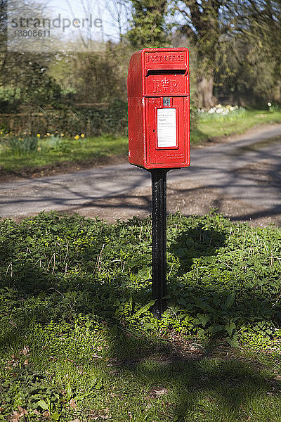 Roter Briefkasten auf dem Lande  allein an einer kleinen Straßenkreuzung  Boulge  Suffolk  England