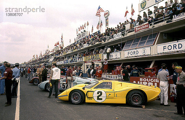 24-Stunden-Rennen von Le Mans  11. Juni 1967. Wagen Nr. 2 Bruce McLaren/Mark Donohue  Ford Mark IV  belegte Platz 4.
