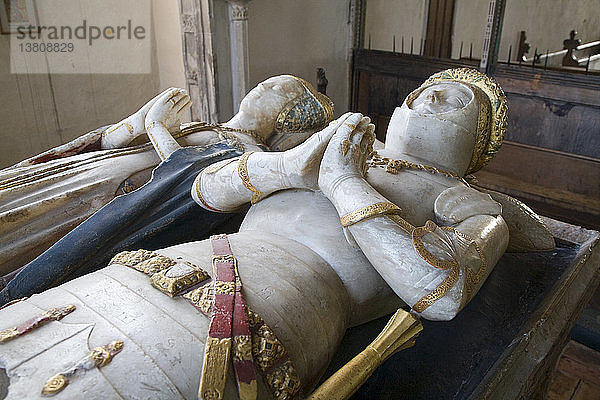 Familiengräber der Bardolphs aus dem fünfzehnten Jahrhundert  Kirche von Dennington  Suffolk  England