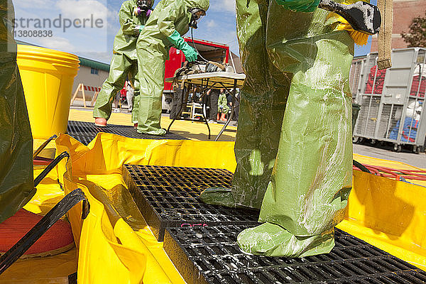 HazMat-Feuerwehrmann erhält Dekontaminationswäsche