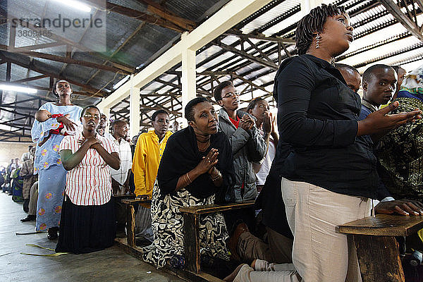 Betende Frau während der Messe. Bujumbura  Stadtviertel Nyakabiga.