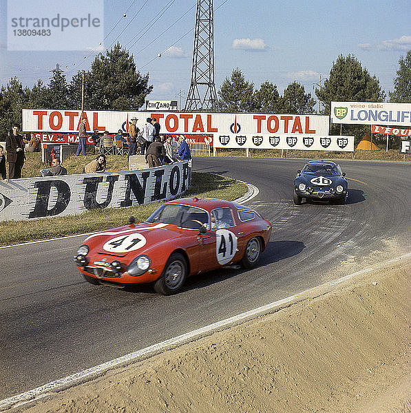 24-Stunden-Rennen von Le Mans  22. Juni 1964. Giancarlo Sala/Giampiero Biscaldi  Alfa Romeo Giulia TZ  belegten den 15. Platz  und Wagen Nr. 40  Jean Rolland/Fernand Masoero  Alfa Romeo Giulia TZ  schied aus.