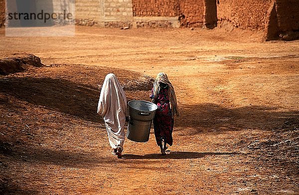 Tuareg-Bevölkerung von Timimoun in Algerien  zwei Frauen auf dem Heimweg vom Markt.