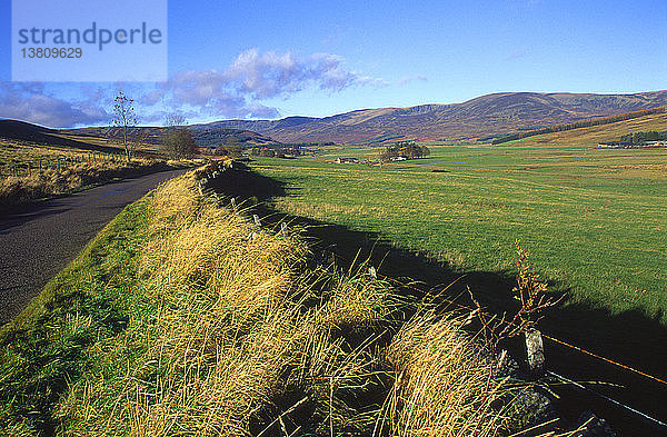 Blick über die Felder des Glen Clova-Tals in Richtung der Cairngorm Mountains  Schottland
