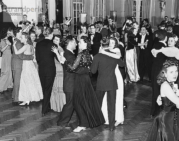 Vereinigte Staaten: ca. 1937 Paare tanzen zu einem Bigband-Orchester.