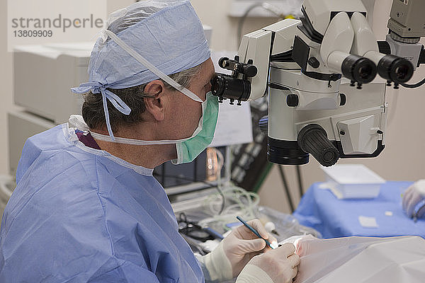 Augenarzt beim Einschnitt während einer Kataraktoperation