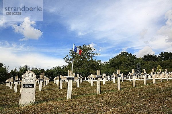 Commonweatlth war Graves  französischer Soldatenfriedhof mit den Gräbern von 328 Kolumbianern  Engländern  Niederländern und Afrikanern  die in den Jahren 1914-1918 für Frankreich gefallen sind.