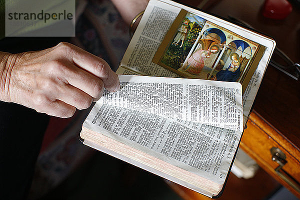 Bibellesen in einem Heim