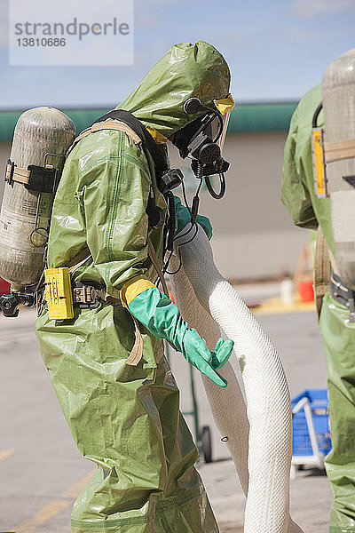 HazMat-Feuerwehrmann  der eine chemische HazMat-Sperre anbringt