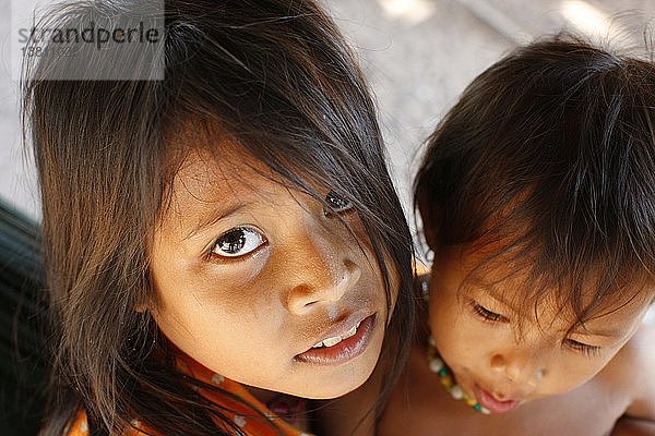 Junges kambodschanisches Mädchen und ihr Bruder  Siem Reap  Kambodscha.