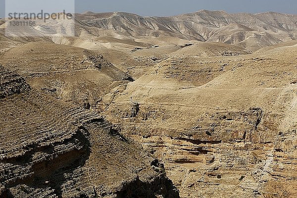 Pilgerreise im heiligen Land  Pilger wandern im Wadi Qelt Tal.