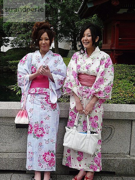 Japanische Frauen in Kimonos  Tokio  Japan.