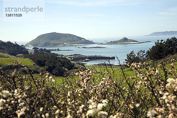 Die Insel Jethou von Herm aus gesehen  Kanalinseln  Großbritannien