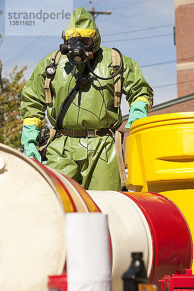 HazMat-Feuerwehrmann beim Schieben eines Bergungsfasses