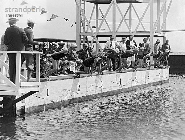 Massapequa  New York: 28. Juli 1927 Der Start der 100 Meter Freistil der Frauen bei den Nationalen A.A.U.-Schwimmmeisterschaften  die im Biltmore Shore Yacht Club auf Long Island stattfanden. Die Veranstaltung wurde von Martha Norelius gewonnen  den zweiten Platz belegte A