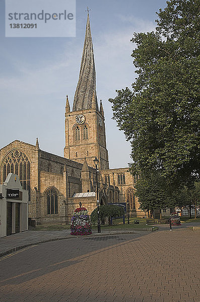Pfarrkirche St. Marys and All Saints  mit schiefem Turm  Chesterfield  Derbyshire  England