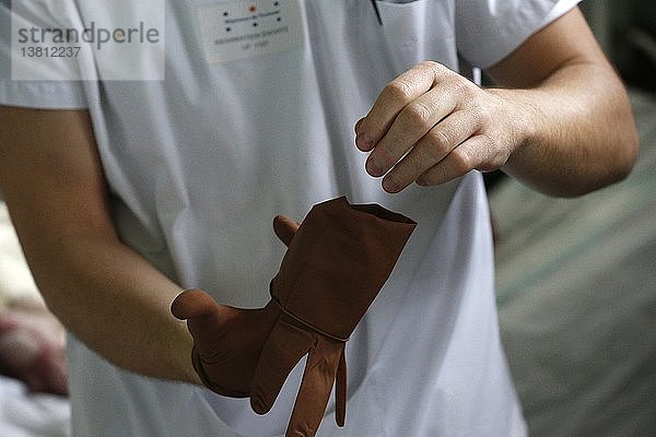 Krankenhaus Brazzaville  Sterile Handschuhe.