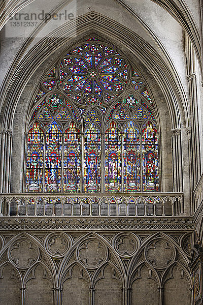 Die Kathedrale Notre Dame von Bayeux. Glasmalerei von Etienne Thatevenot (1848) im Querschiff