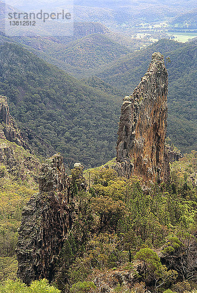 Der Breadknife ist ein vulkanischer Dyke aus Trachyt. Warrumbungle-Nationalpark  Neusüdwales  Australien