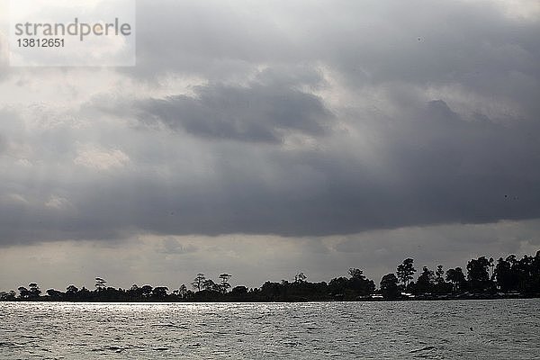 Bewölkter Himmel über dem Südchinesischen Meer  Sihanoukville  Kambodscha.