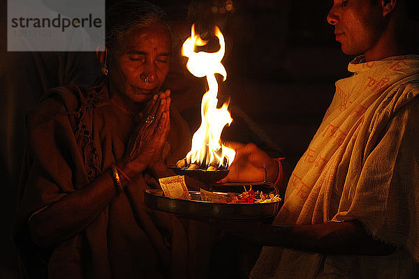 Aarti wird im Allgemeinen am Ende einer Puja- oder Bhajan-Sitzung durchgeführt. Sie wird bei fast allen hinduistischen Zeremonien und Anlässen durchgeführt. Dabei wird eine ´Aarti-Platte´ oder ´Aarti-Lampe´ um eine Person oder Gottheit herumgeführt und im Allgemeinen begleitet von'