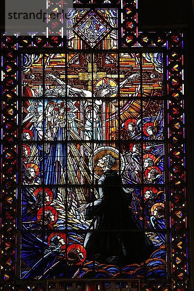 Glasmalerei in der Kirche Saint-Jean Bosco  Paris Apotheose de saint Jean Bosco recu au ciel par Marie  verriere par Antoine Bessac.