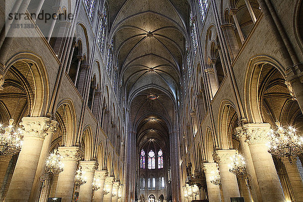 Kirchenschiff der Kathedrale Notre-Dame de Paris