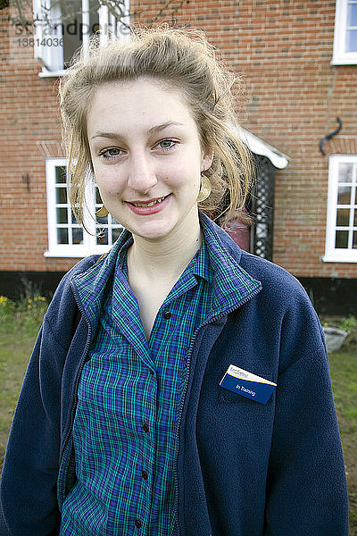 Teenager-Mädchen in Uniform für ihre Arbeit in einem Co-operative Shop  UK