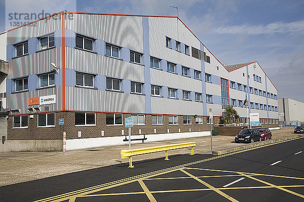 Lagerhaus und Bürogebäude von Maersk  Hafen von Felixstowe  Suffolk  England