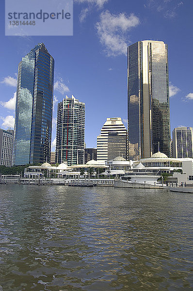 Blick auf die Skyline der Stadt von der Stadtfähre über den Brisbane River  Brisbane  Queensland  Australien