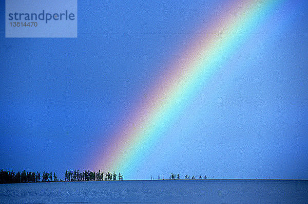 Regenbogen über dem Khovsgol-See in der nördlichen Mongolei