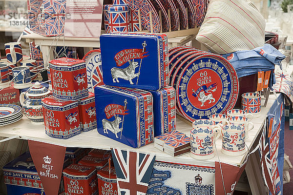 Royal Jubilee Memorabilia Produkte im Geschäft ausgestellt