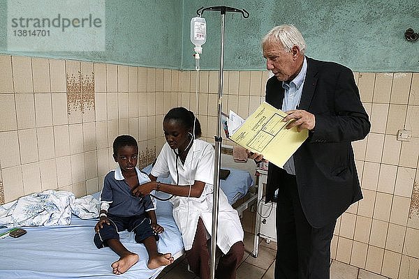 Krankenhaus Libreville  krankes Kind  Konsultation mit Pr Alain Deloche.
